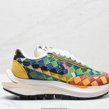 200_Nike_Vaporwaffle_Sacai_50_DR5209-300